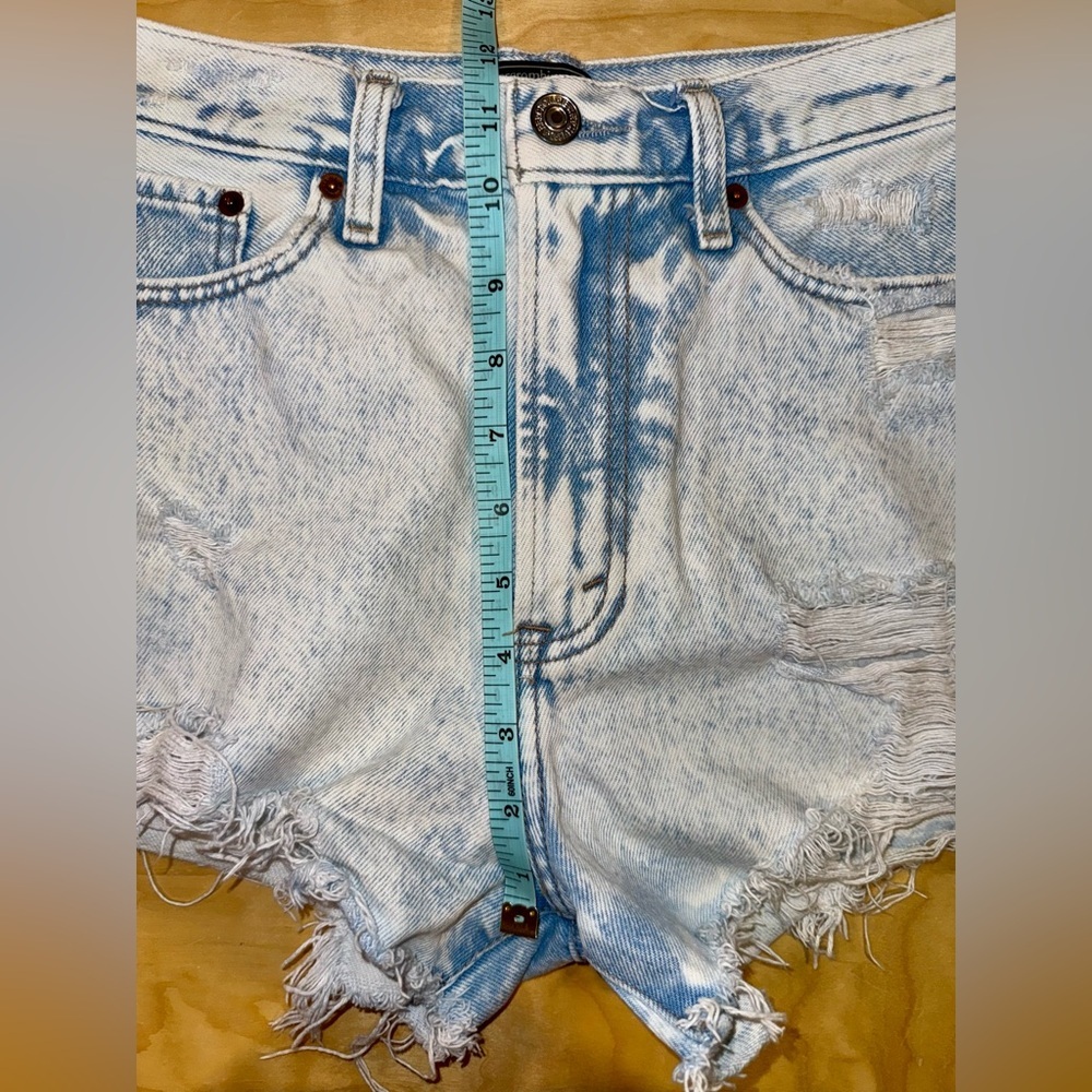 Abercrombie & Fitch Annie High Rise Shorts in Light Wash - Picture 8 of 8